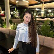 Soy profesora de inglés e imparto clases a niños, adolescentes y adultos que quieran aprender o mejorar el idioma